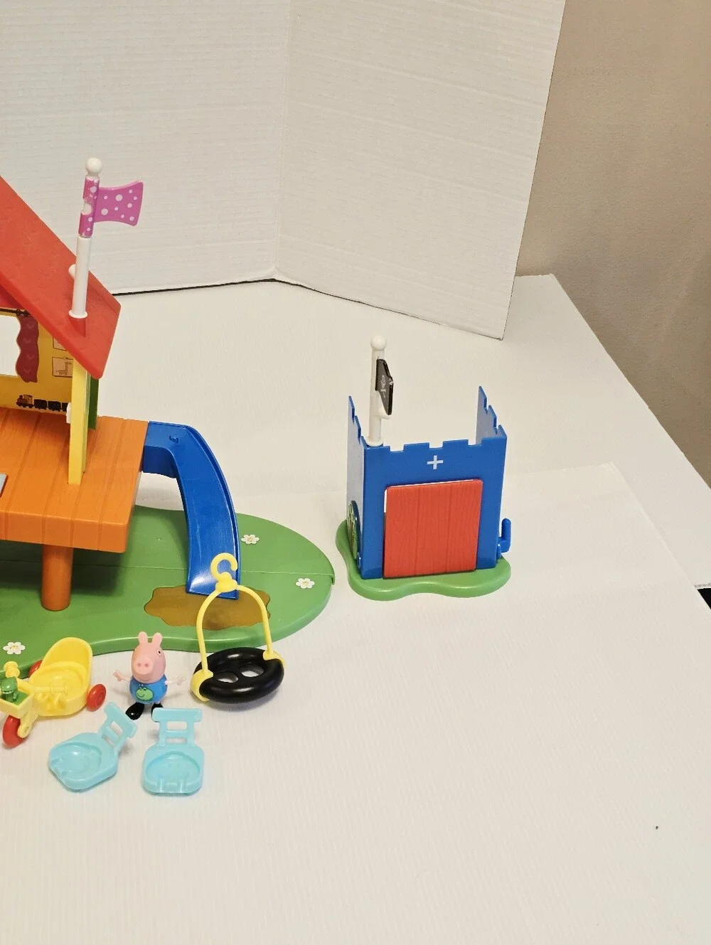 Peppa Pig’s Treehouse & George Fort Treehouse READ